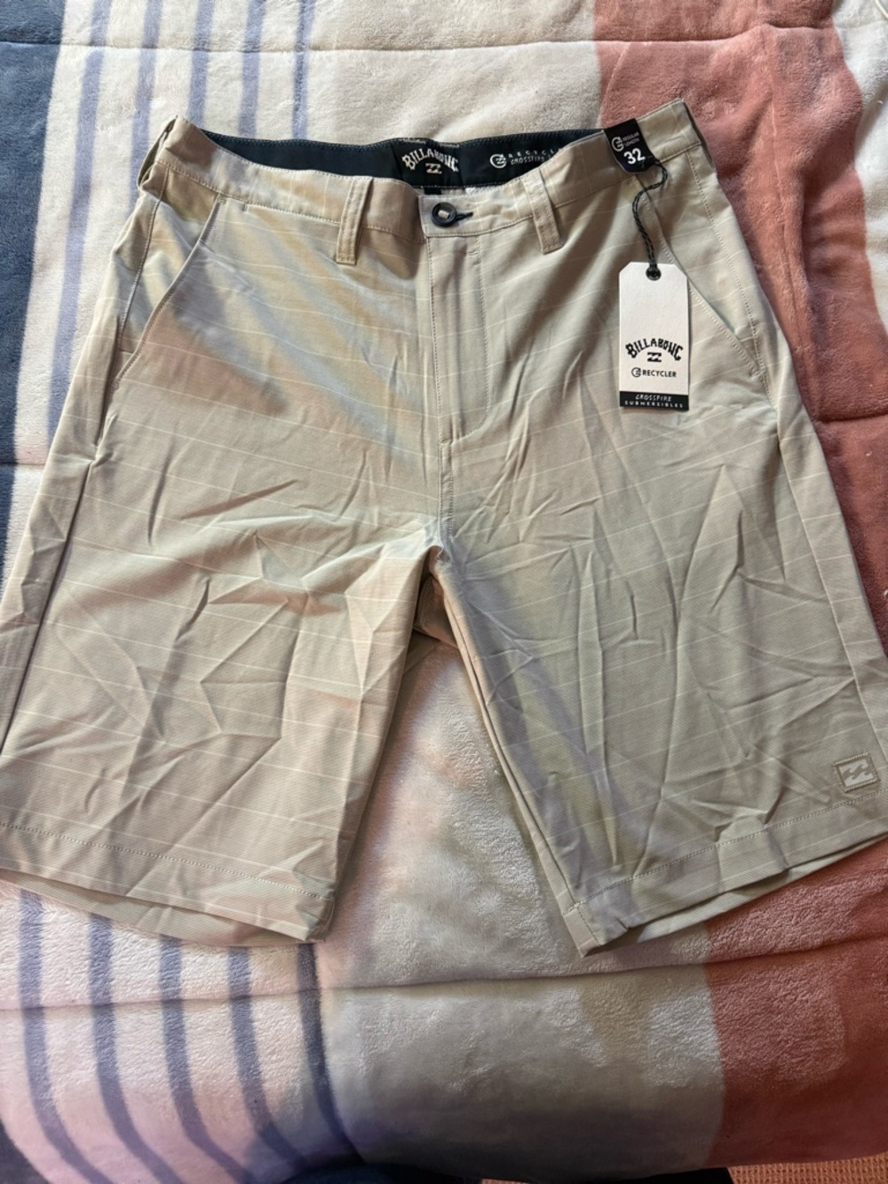 NWT Size 32 Billabong Men’s Light Tan Flat Front Shorts